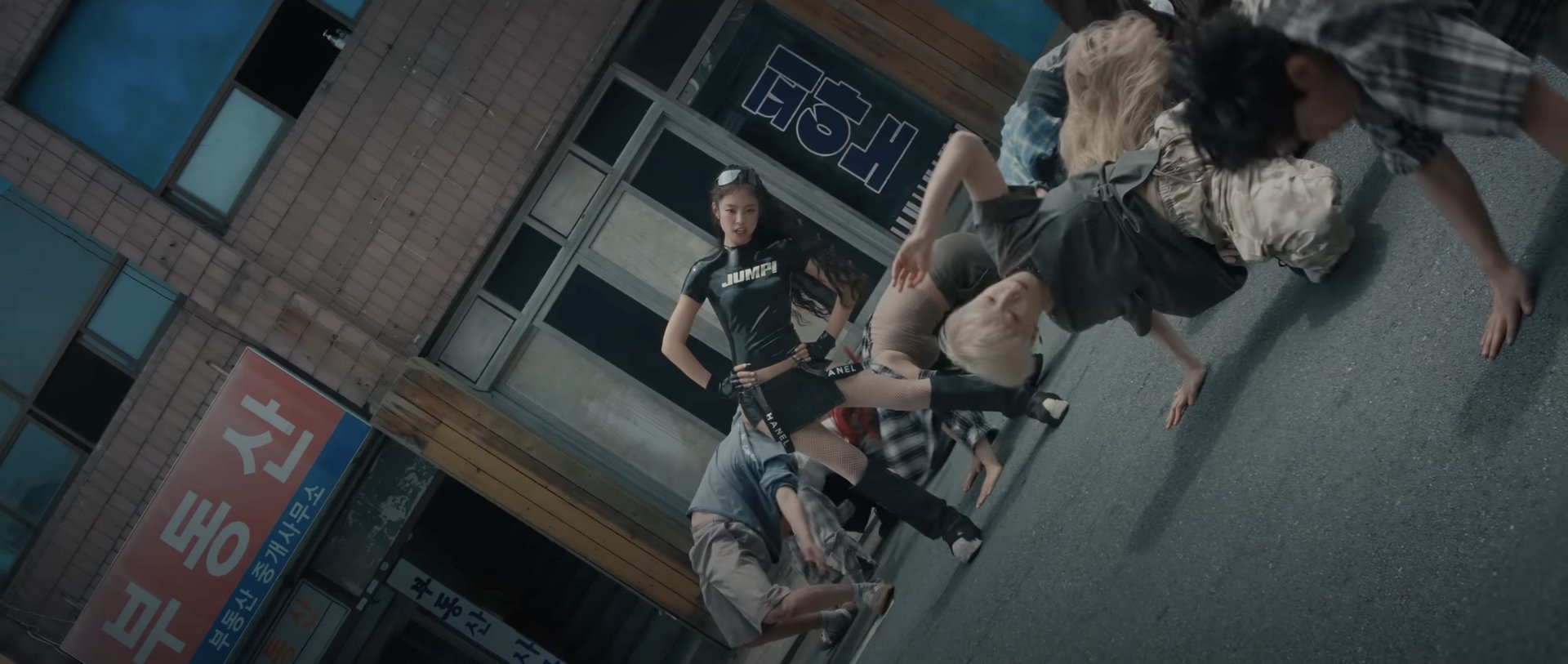 Hinh anh JUMP (BLACKPINK): Một cuộc biểu tình thời trang 12