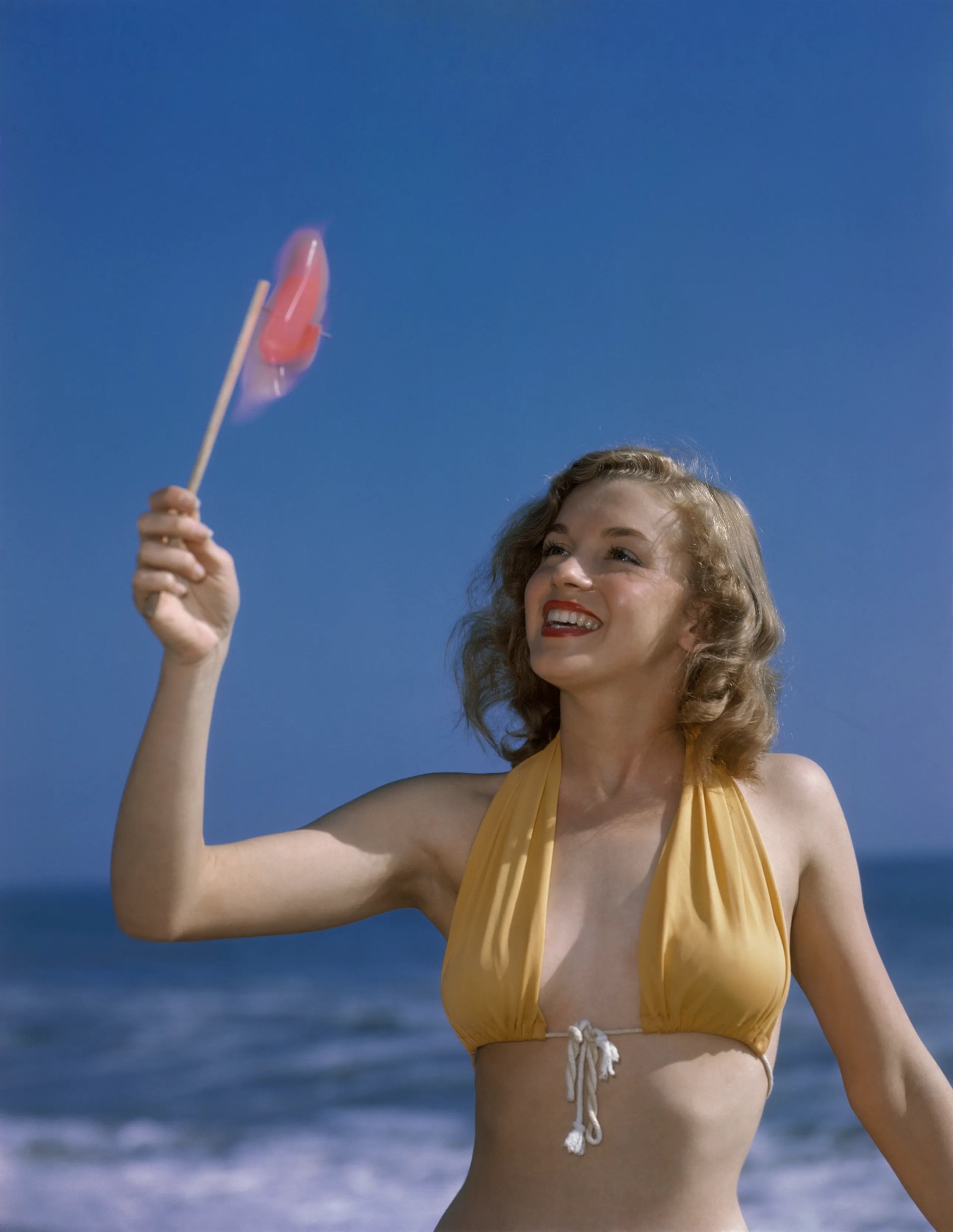 Hinh anh Cuối Hè tắm biển: Hãy để hai nàng thơ tóc vàng này gợi ý outfit 5