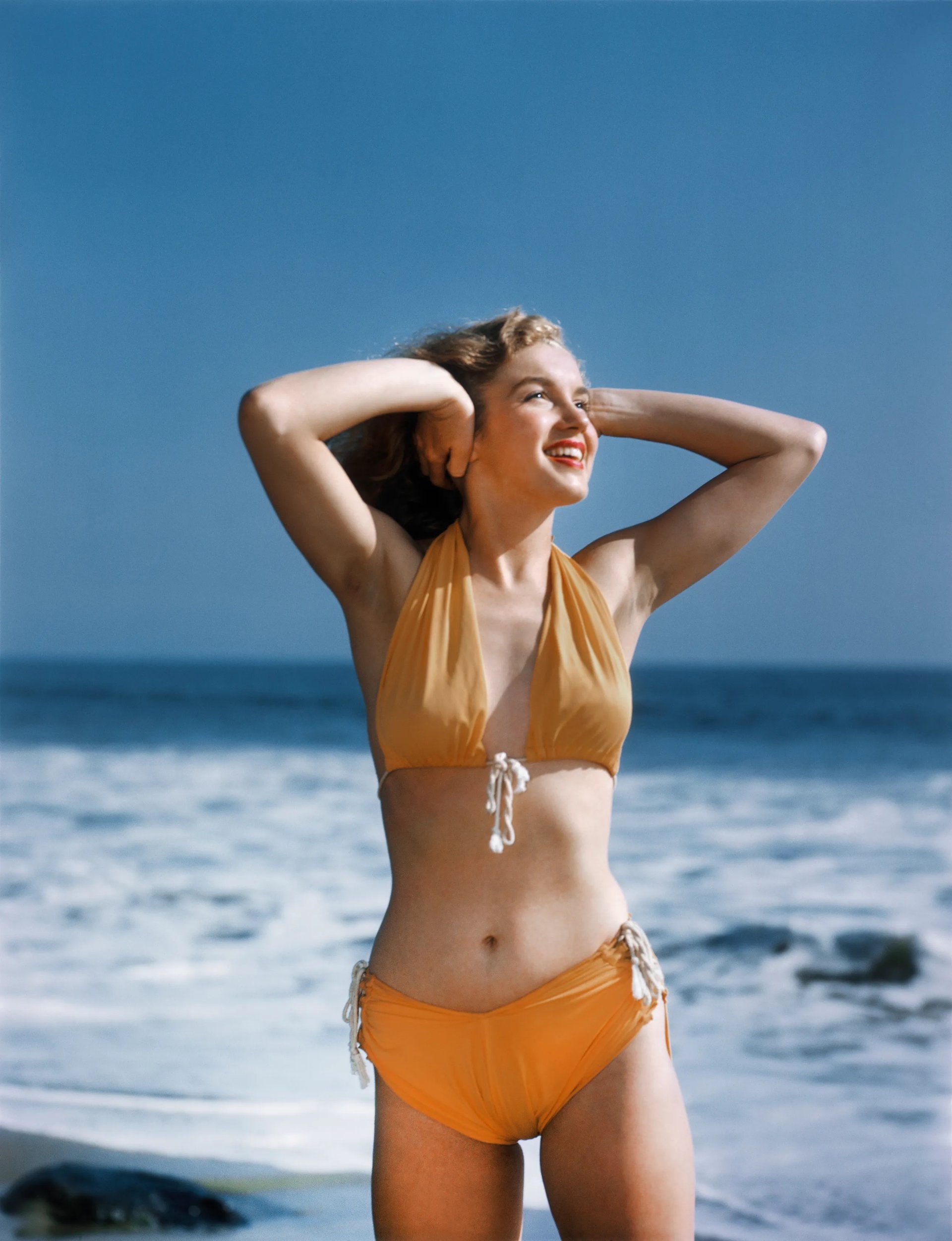 Hinh anh Cuối Hè tắm biển: Hãy để hai nàng thơ tóc vàng này gợi ý outfit 6