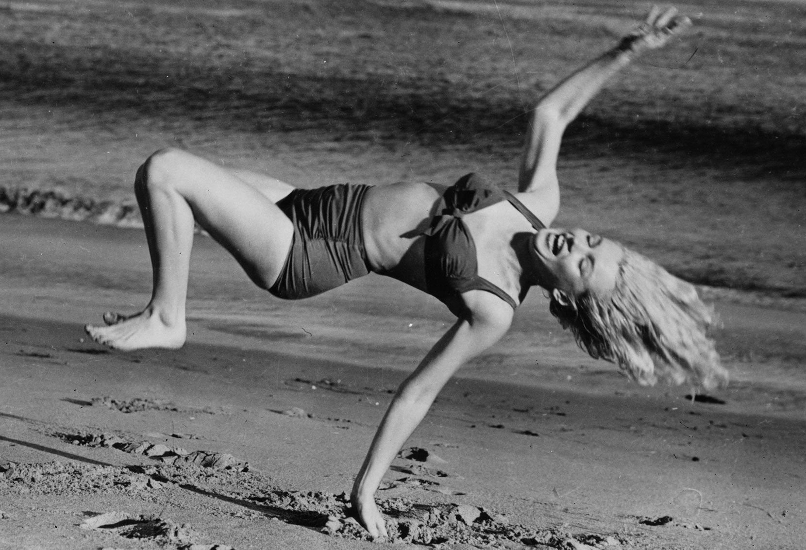 Hinh anh Cuối Hè tắm biển: Hãy để hai nàng thơ tóc vàng này gợi ý outfit 11