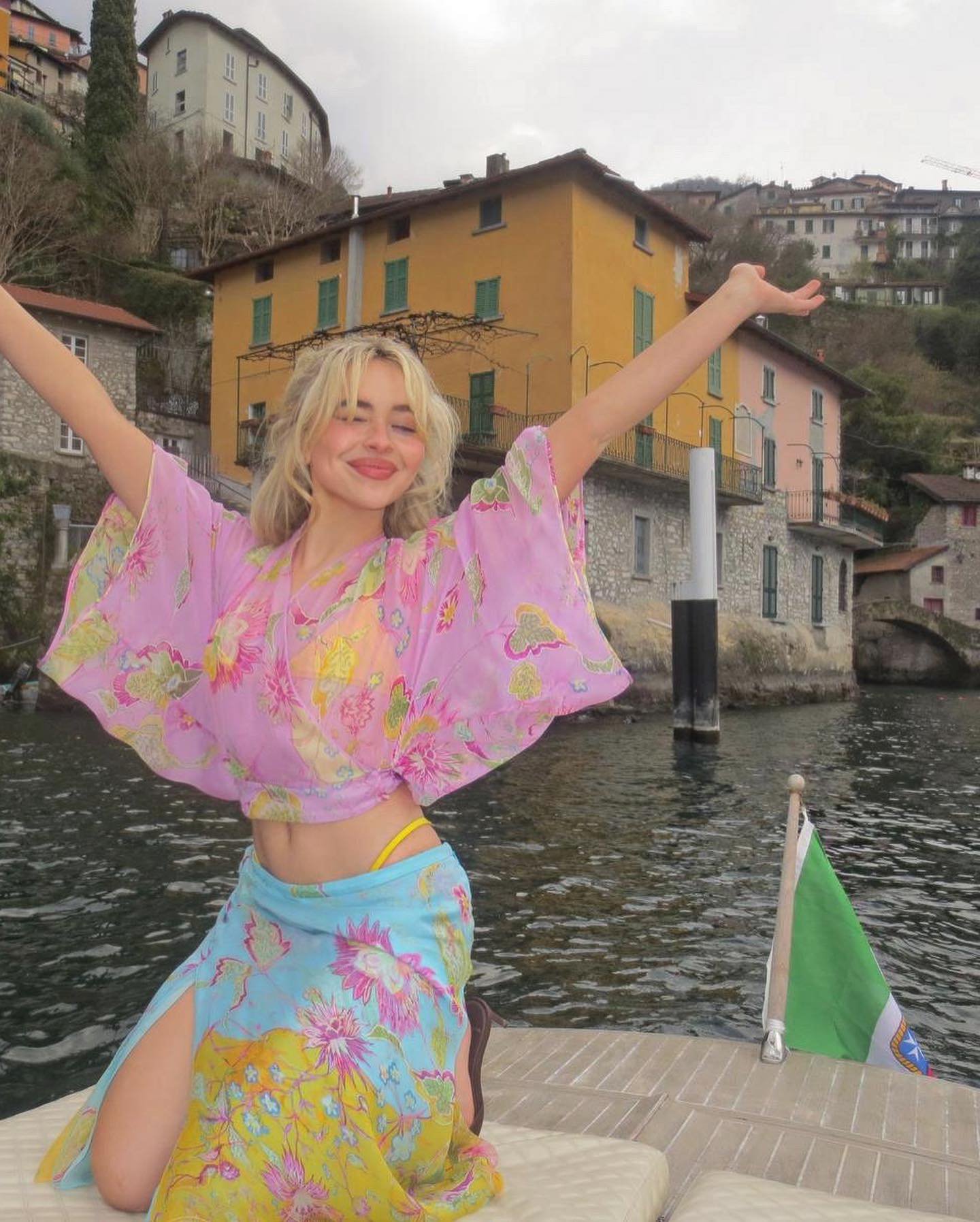 Hinh anh Cuối Hè tắm biển: Hãy để hai nàng thơ tóc vàng này gợi ý outfit 24