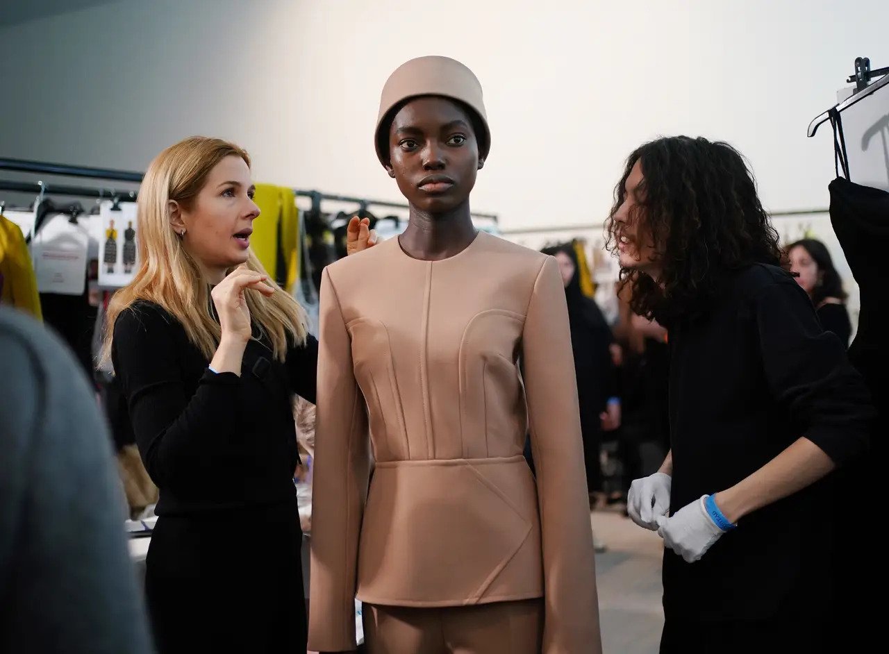 Hinh anh Mũ hộp (Pillbox hat): Biểu tượng cũ, tuyên ngôn mới 1