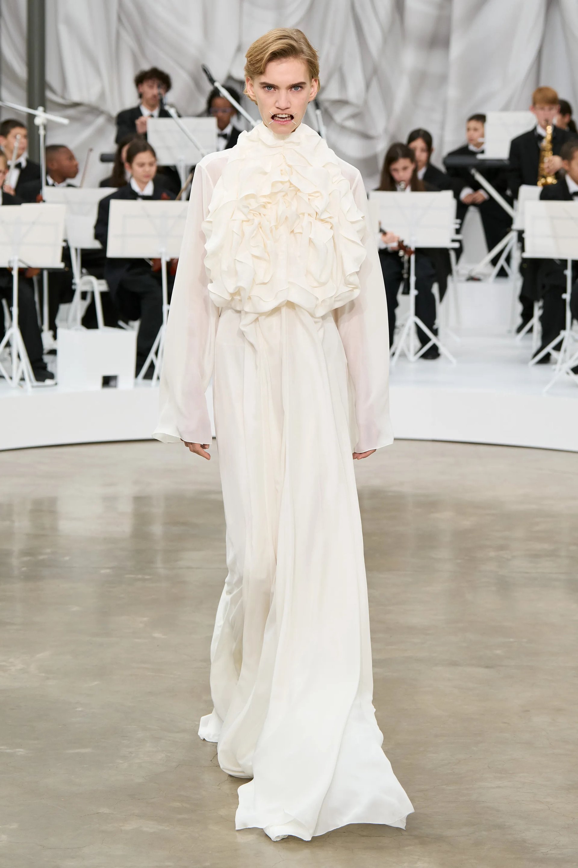 Hinh anh Martens từng kể rằng khi còn là sinh viên ở Antwerp, anh và bạn bè thường săn đồ Margiela tại outlet. “Chúng tôi sống trong những bộ đồ đó. Tôi muốn mang cảm giác ấy trở lại, làm quần áo mà người ta thực sự muốn sống cùng”. 4