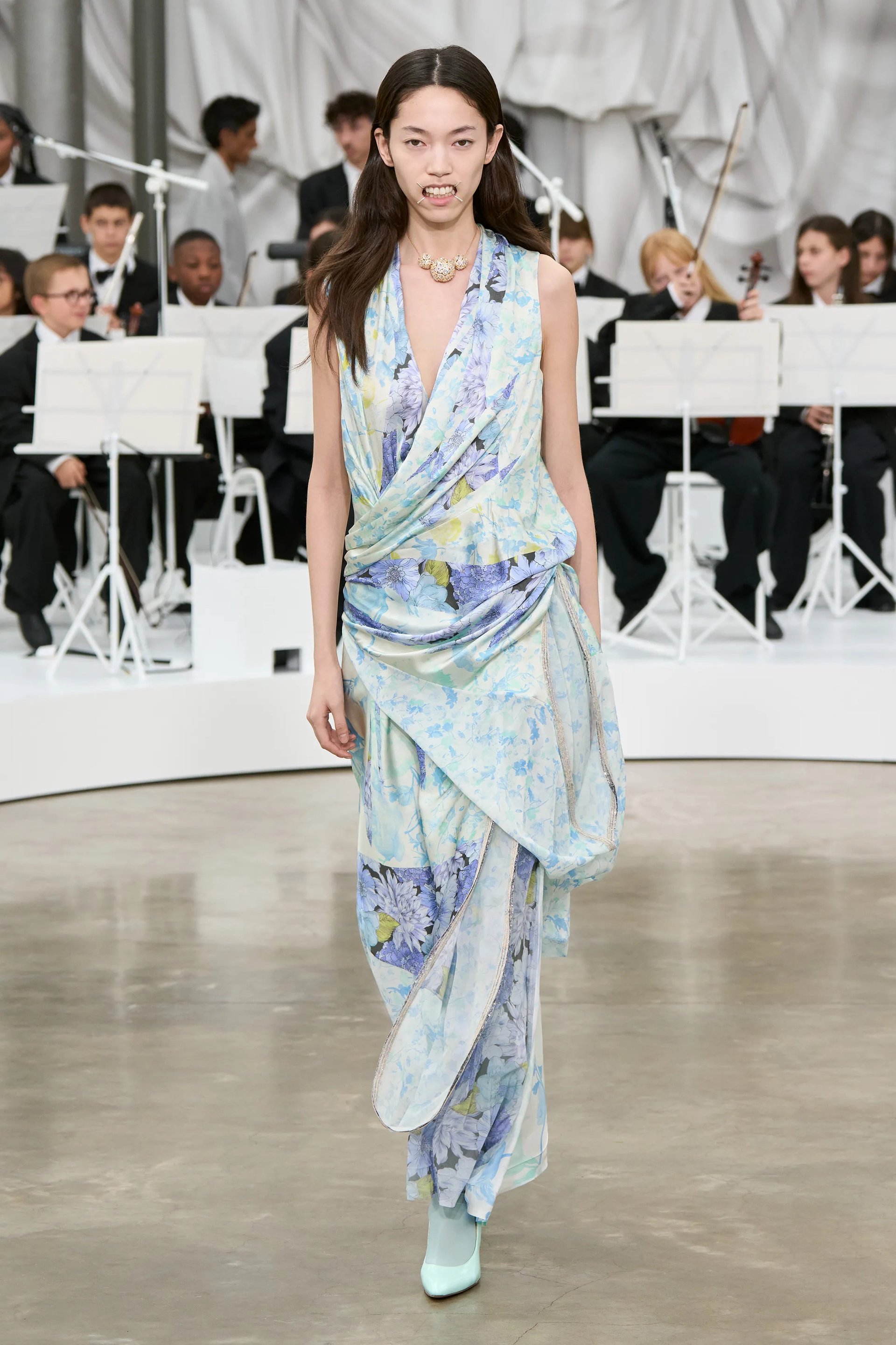 Hinh anh Martens từng kể rằng khi còn là sinh viên ở Antwerp, anh và bạn bè thường săn đồ Margiela tại outlet. “Chúng tôi sống trong những bộ đồ đó. Tôi muốn mang cảm giác ấy trở lại, làm quần áo mà người ta thực sự muốn sống cùng”. 1