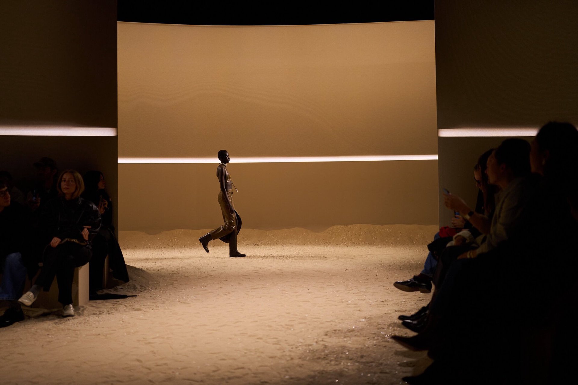 Hinh anh Hermès SS26: Khi di sản cũng biết cách gợi cảm hơn 3