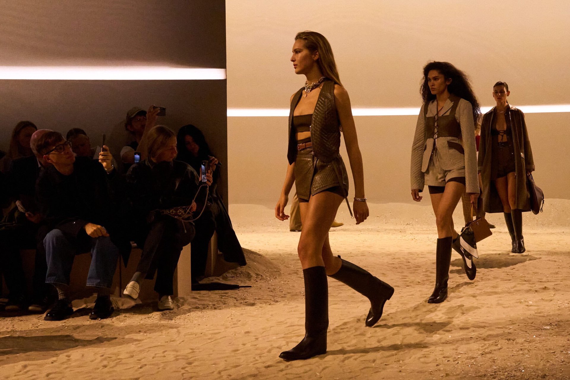 Hinh anh Hermès SS26: Khi di sản cũng biết cách gợi cảm hơn 8