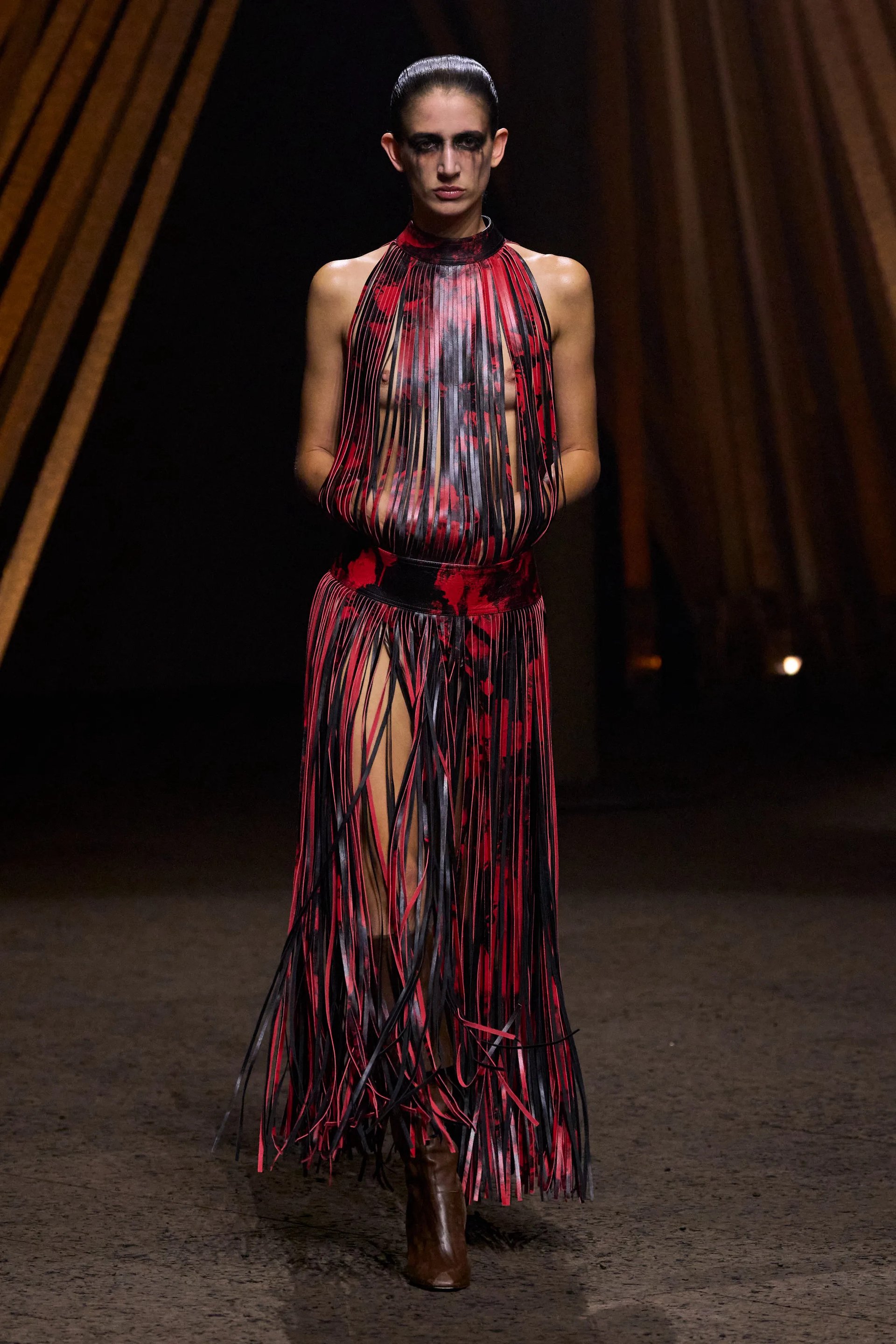 Hinh anh Alexander McQueen SS26: Những cơ thể mặc lấy thiên nhiên và bốc cháy 1