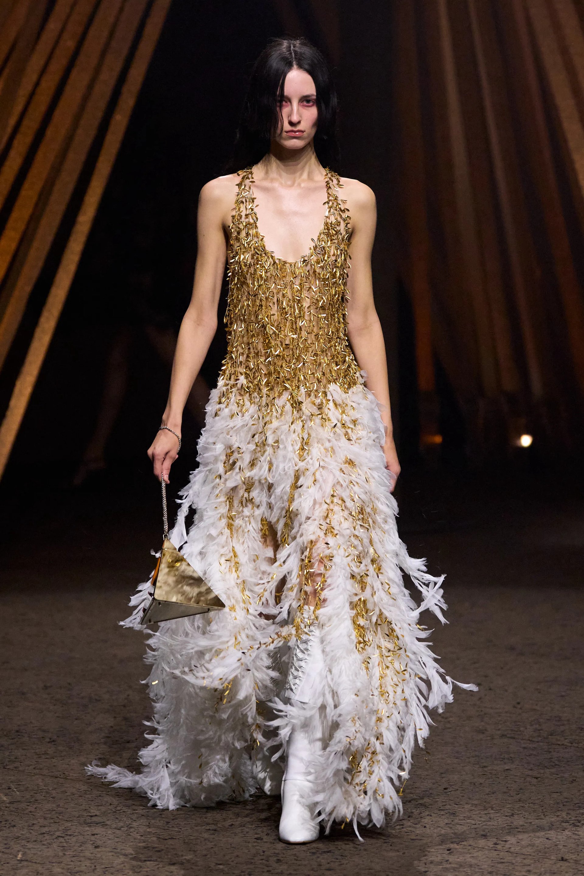 Hinh anh Chiếc ghế sáng tạo bỏ trống, Calvin Klein và Alexander McQueen loay hoay tìm lại đà tăng trưởng 6