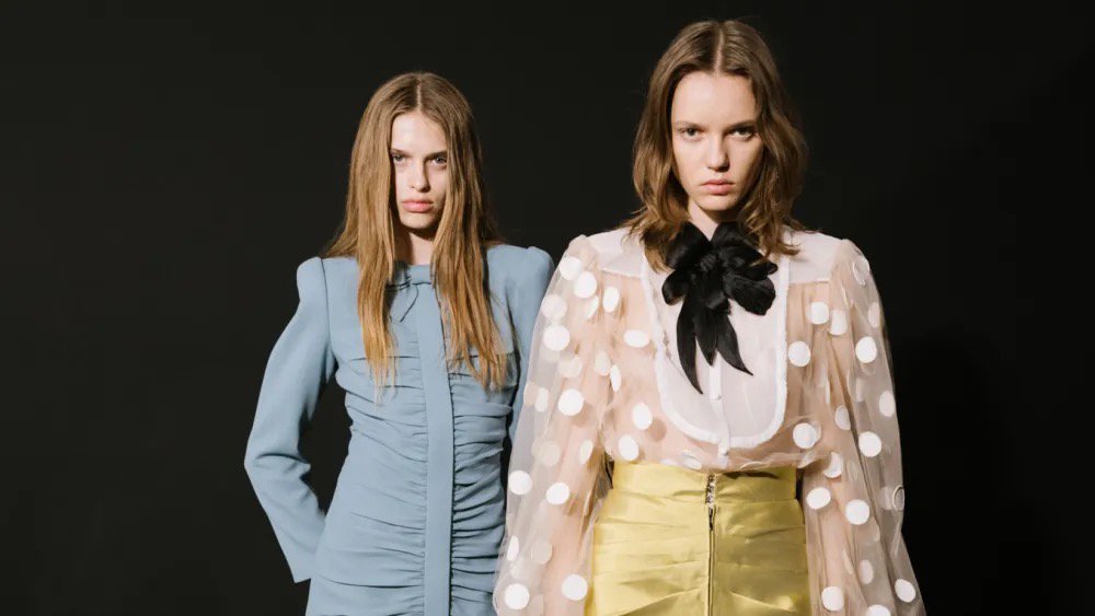 Hinh anh Valentino SS26: Đom đóm giữa đêm đen 1