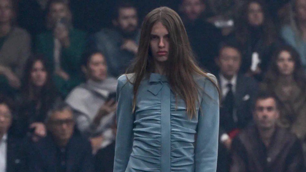 Hinh anh Valentino SS26: Đom đóm giữa đêm đen 2