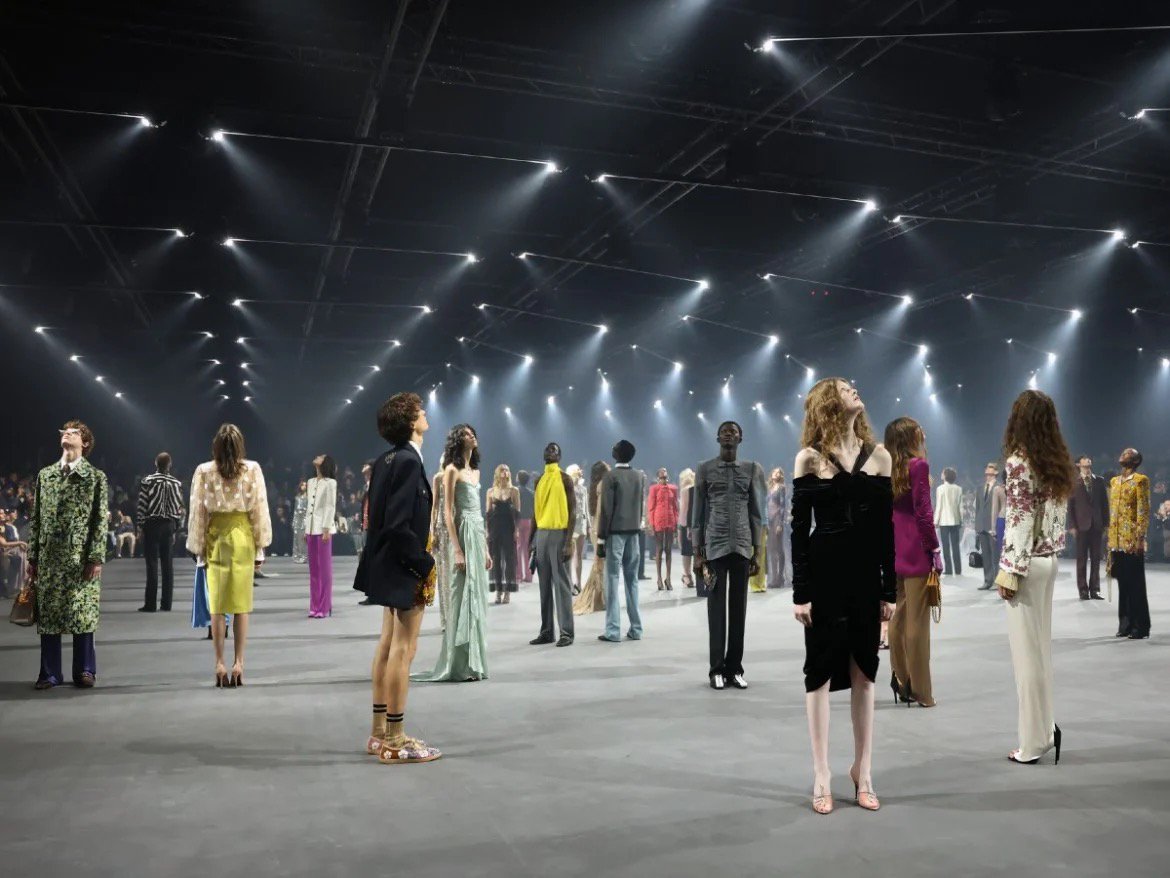 Hinh anh Valentino SS26: Đom đóm giữa đêm đen 3