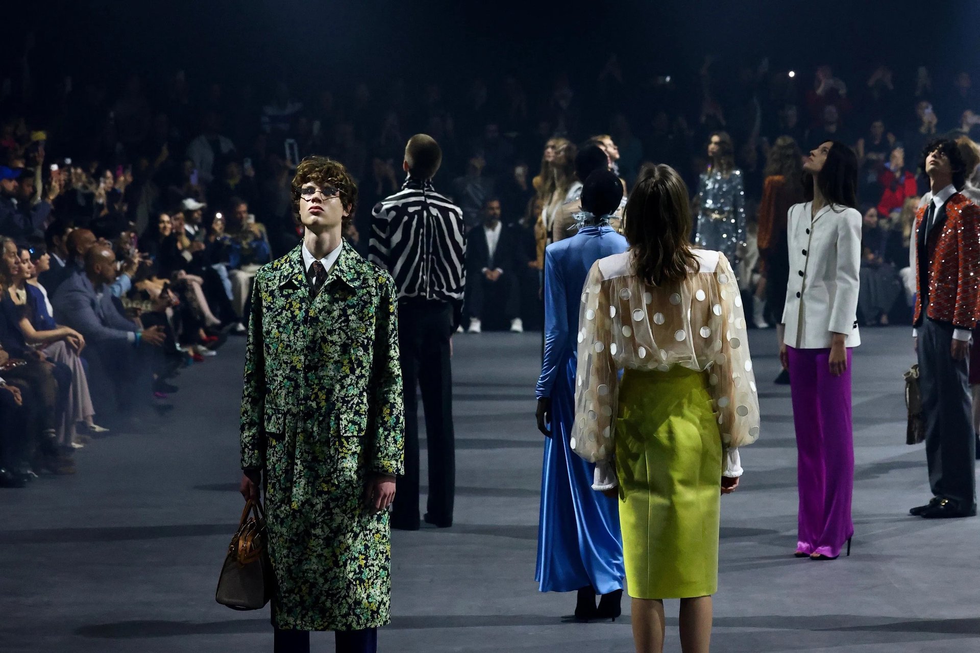 Hinh anh Valentino SS26: Đom đóm giữa đêm đen 5