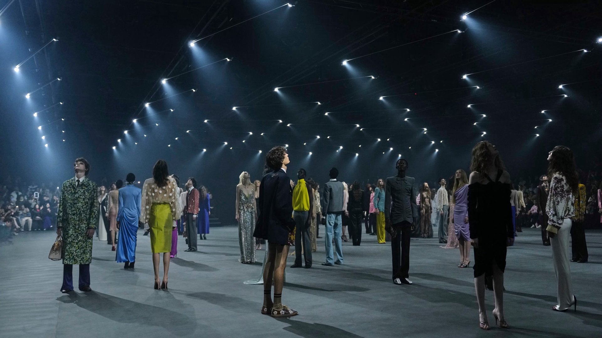 Hinh anh Valentino SS26: Đom đóm giữa đêm đen 4