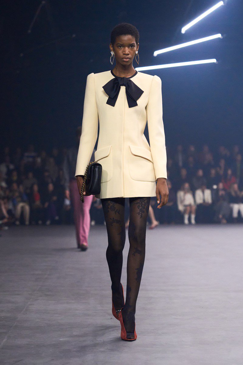 Hinh anh Valentino SS26: Đom đóm giữa đêm đen 6