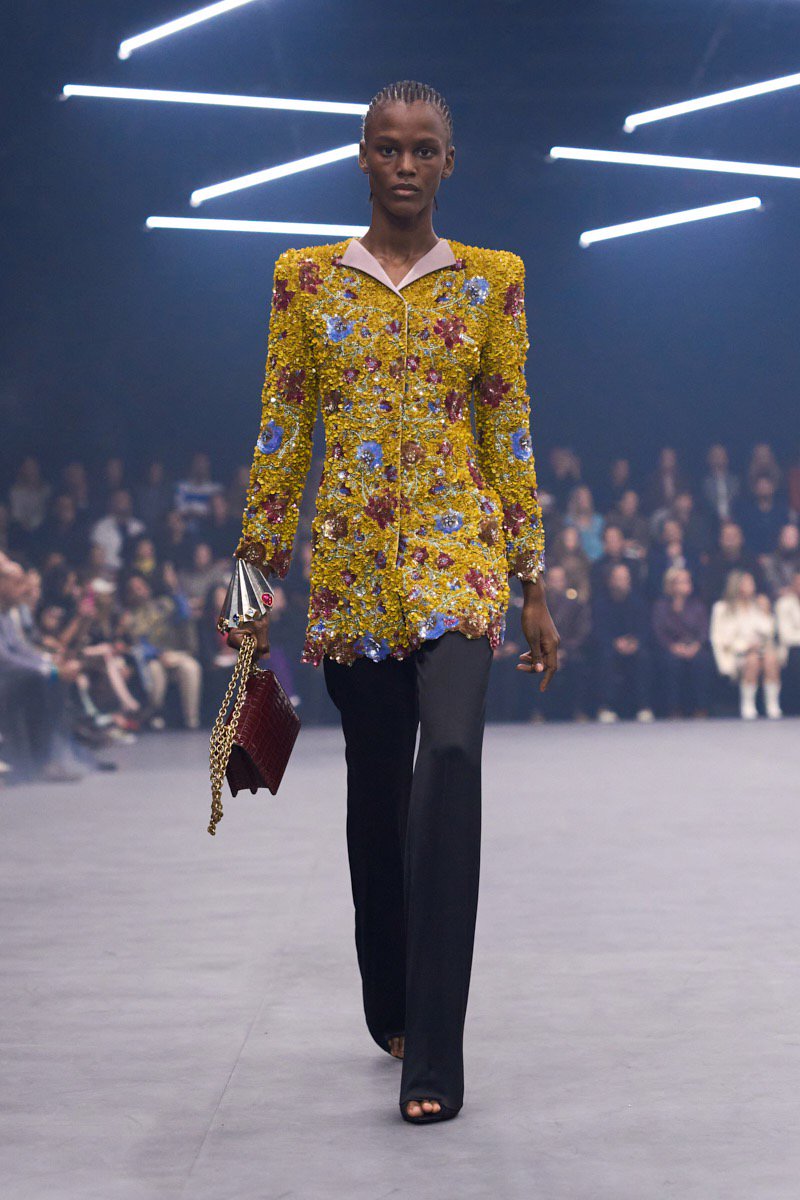 Hinh anh Valentino SS26: Đom đóm giữa đêm đen 10