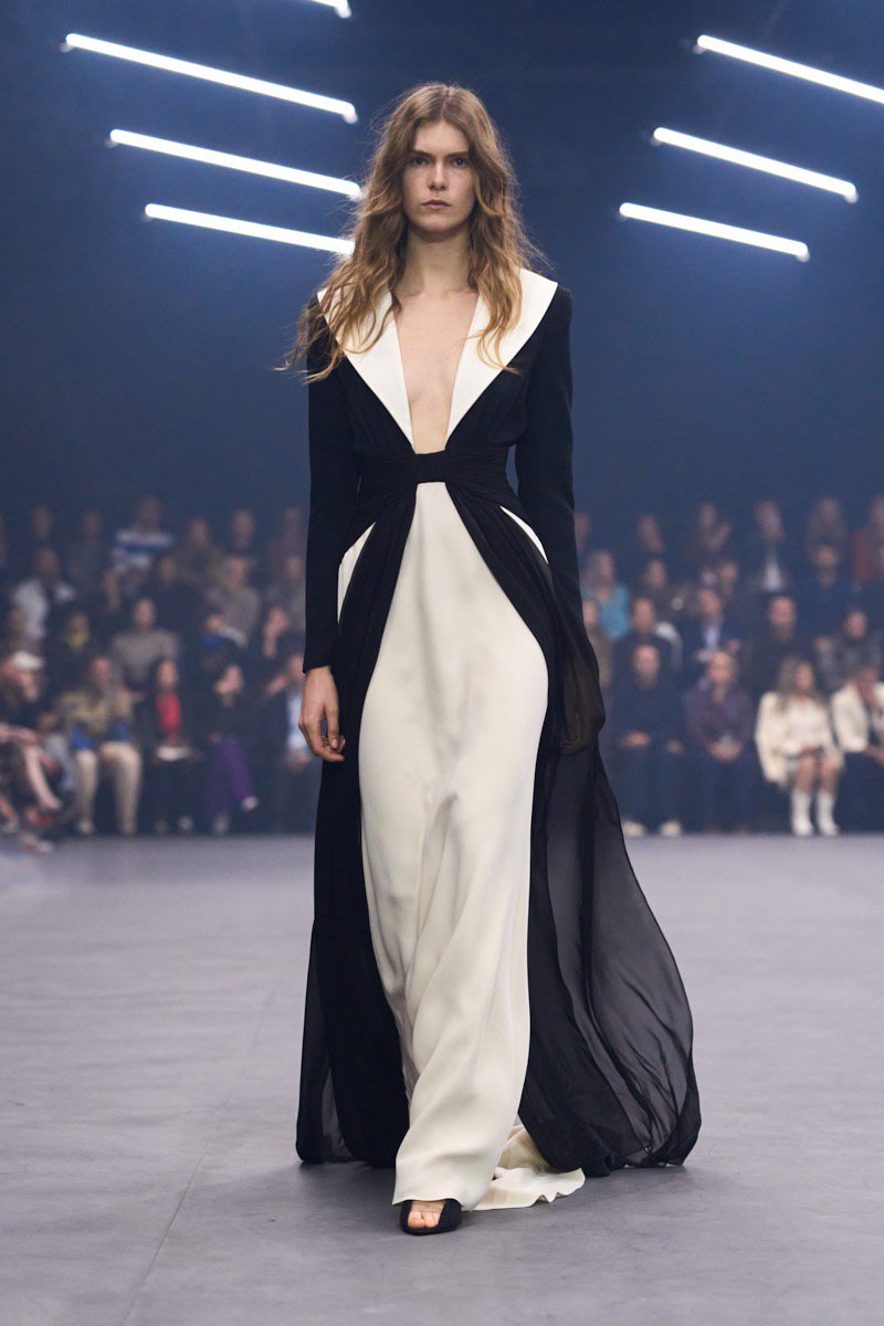 Hinh anh Valentino SS26: Đom đóm giữa đêm đen 11