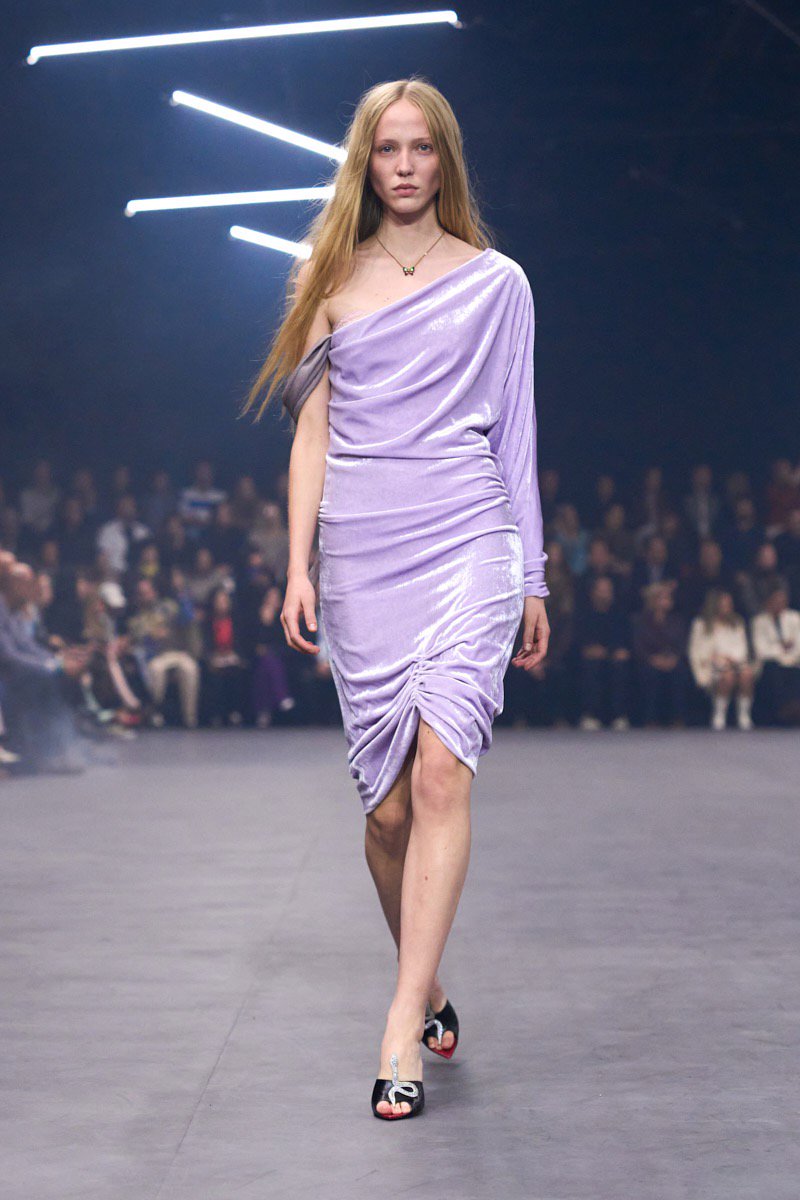 Hinh anh Valentino SS26: Đom đóm giữa đêm đen 23