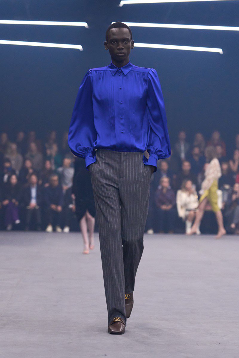 Hinh anh Valentino SS26: Đom đóm giữa đêm đen 13