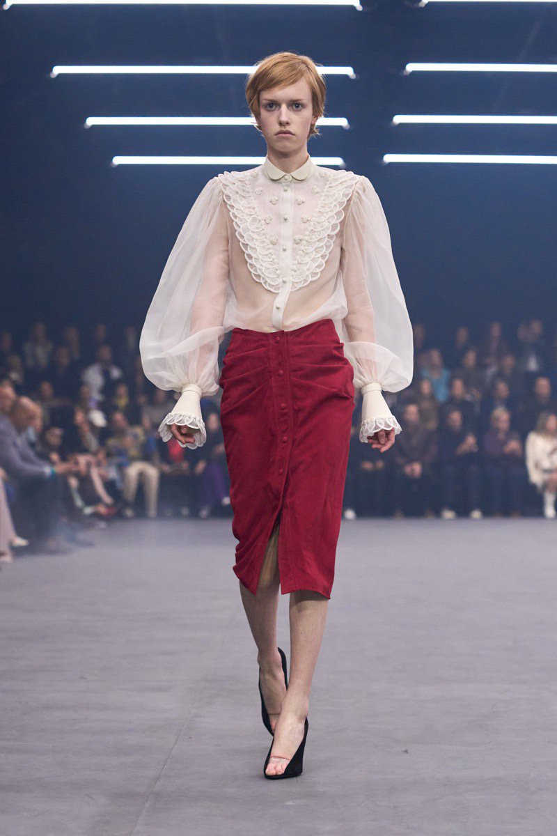 Hinh anh Valentino SS26: Đom đóm giữa đêm đen 15