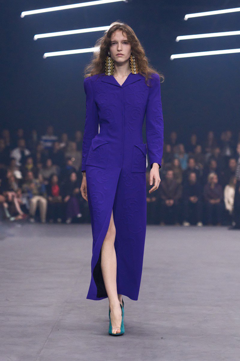 Hinh anh Valentino SS26: Đom đóm giữa đêm đen 7