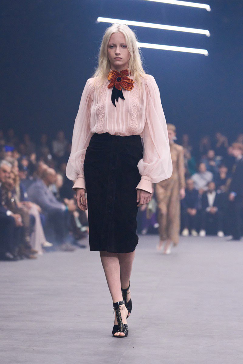 Hinh anh Valentino SS26: Đom đóm giữa đêm đen 14