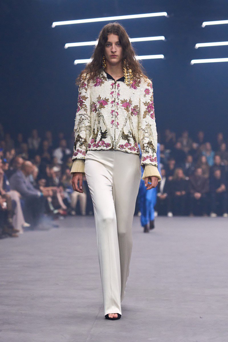 Hinh anh Valentino SS26: Đom đóm giữa đêm đen 12