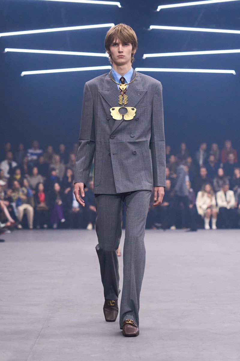 Hinh anh Valentino SS26: Đom đóm giữa đêm đen 17