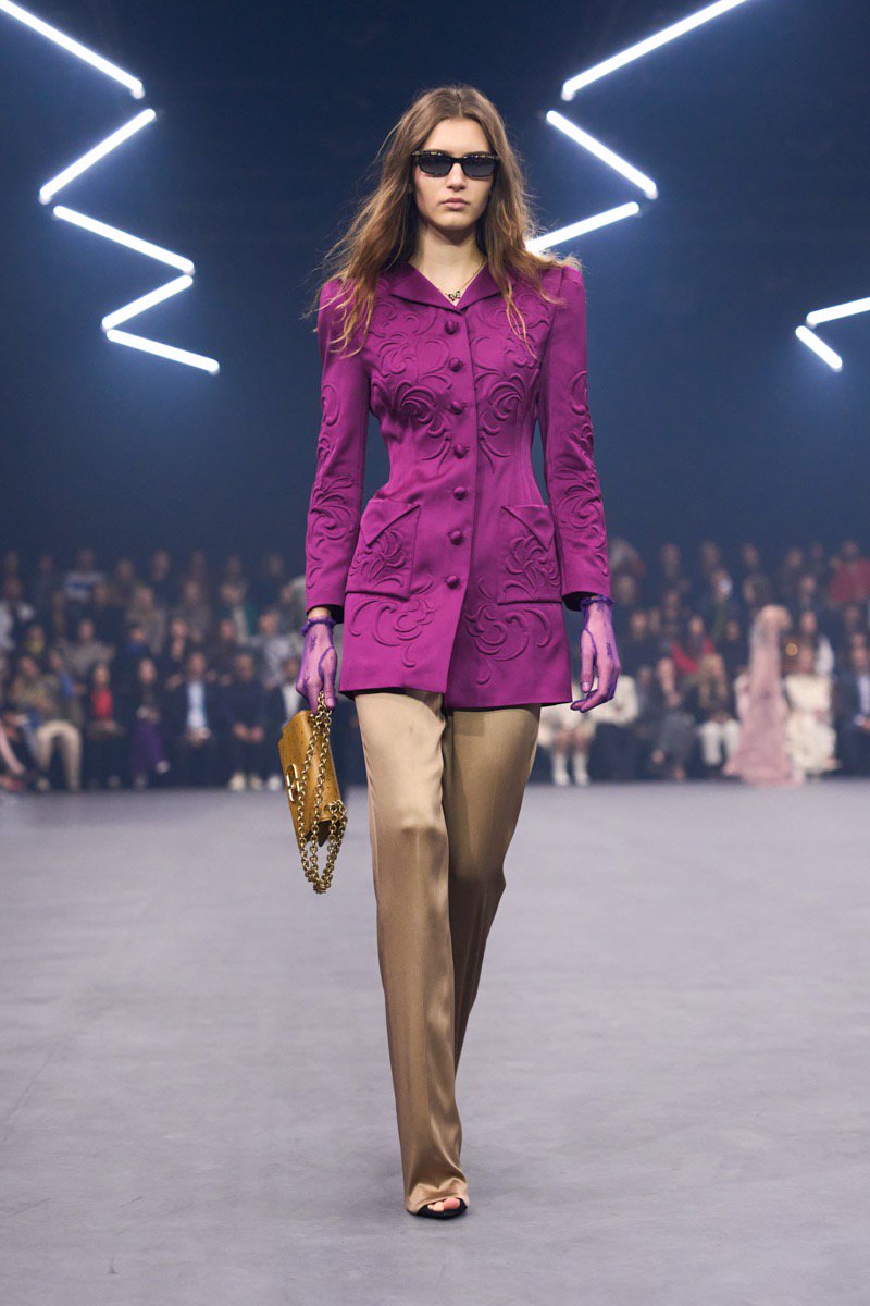 Hinh anh Valentino SS26: Đom đóm giữa đêm đen 19