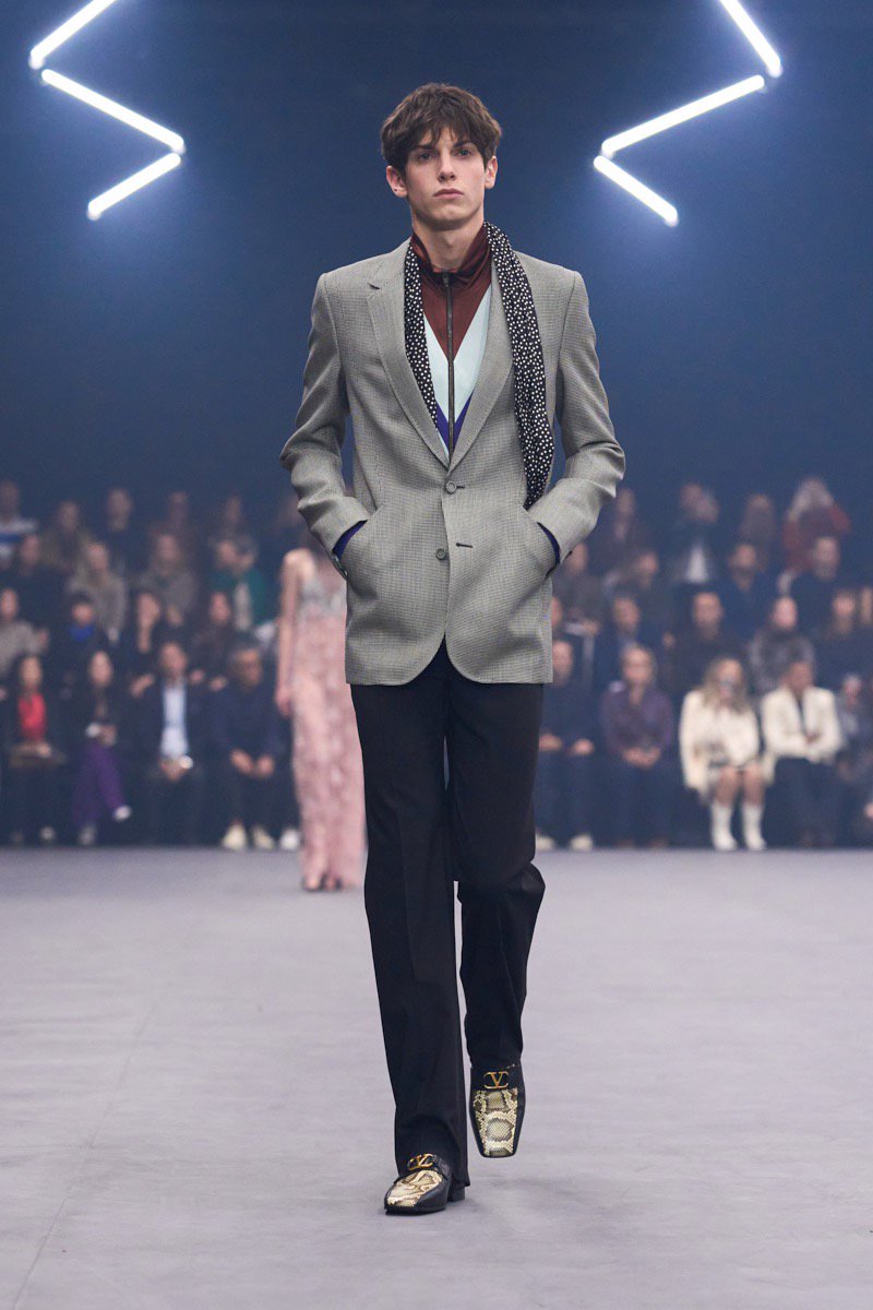 Hinh anh Valentino SS26: Đom đóm giữa đêm đen 20