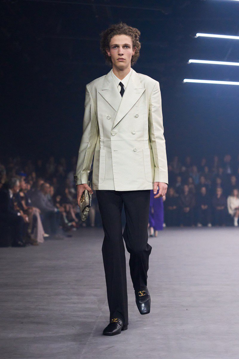 Hinh anh Valentino SS26: Đom đóm giữa đêm đen 18