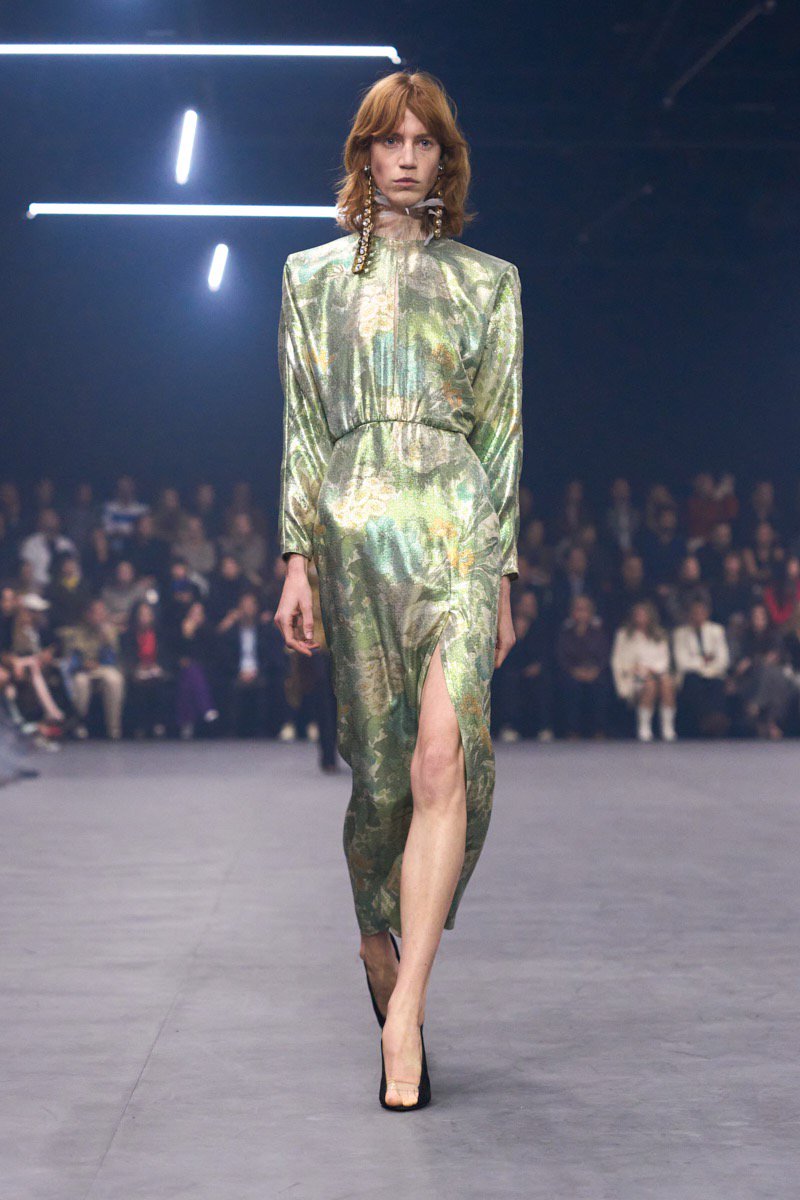 Hinh anh Valentino SS26: Đom đóm giữa đêm đen 22