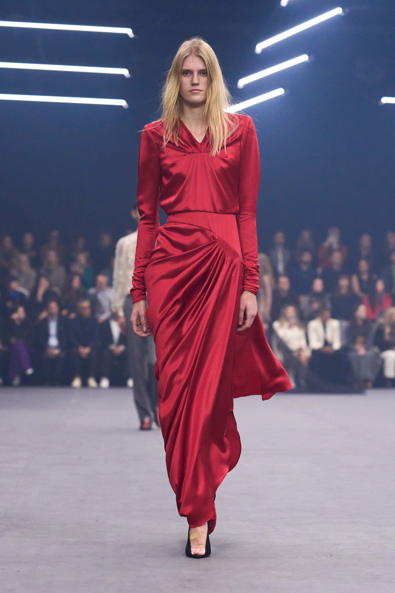 Hinh anh Valentino SS26: Đom đóm giữa đêm đen 21