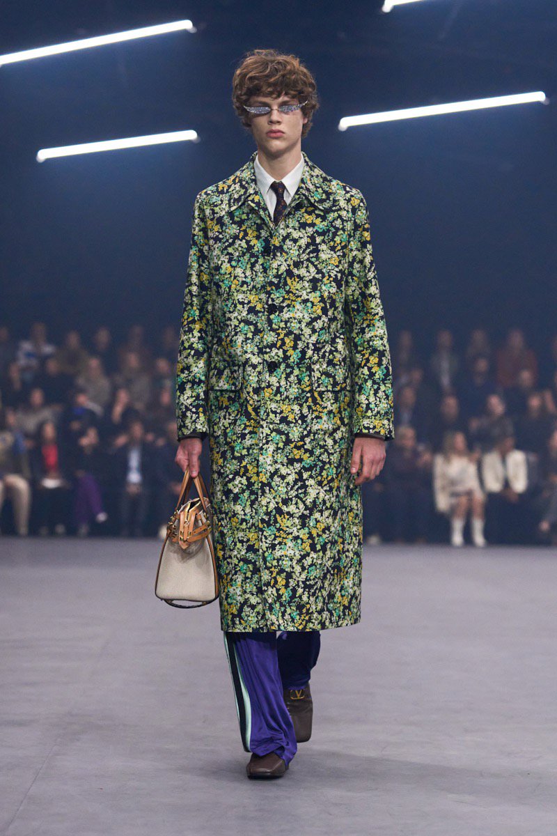 Hinh anh Valentino SS26: Đom đóm giữa đêm đen 25