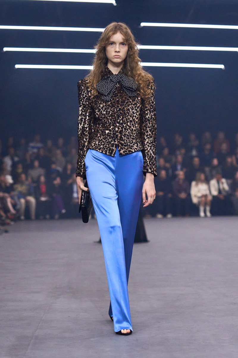 Hinh anh Valentino SS26: Đom đóm giữa đêm đen 24