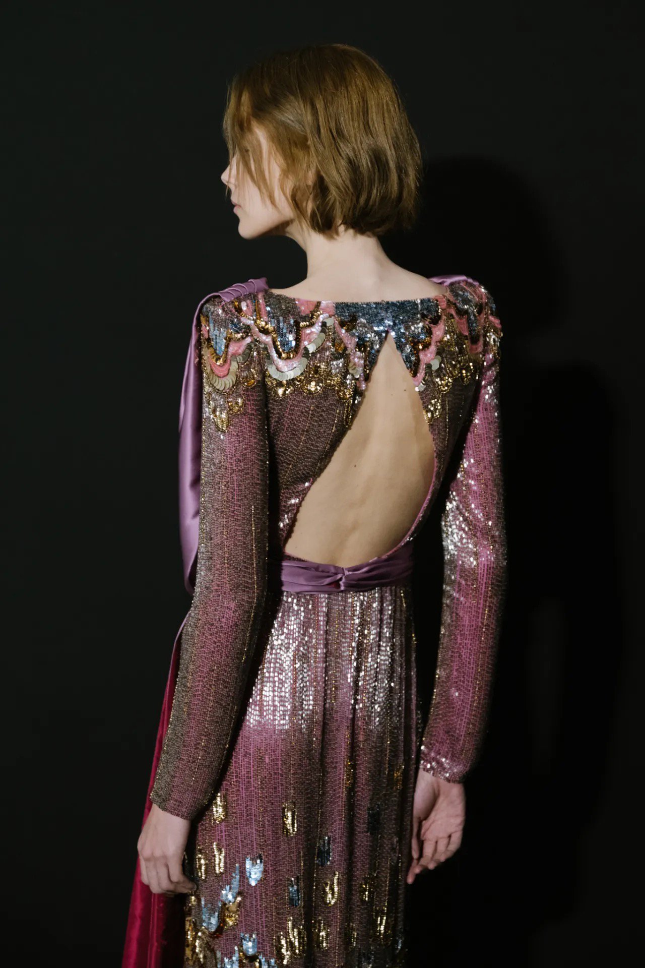 Hinh anh Valentino SS26: Đom đóm giữa đêm đen 41