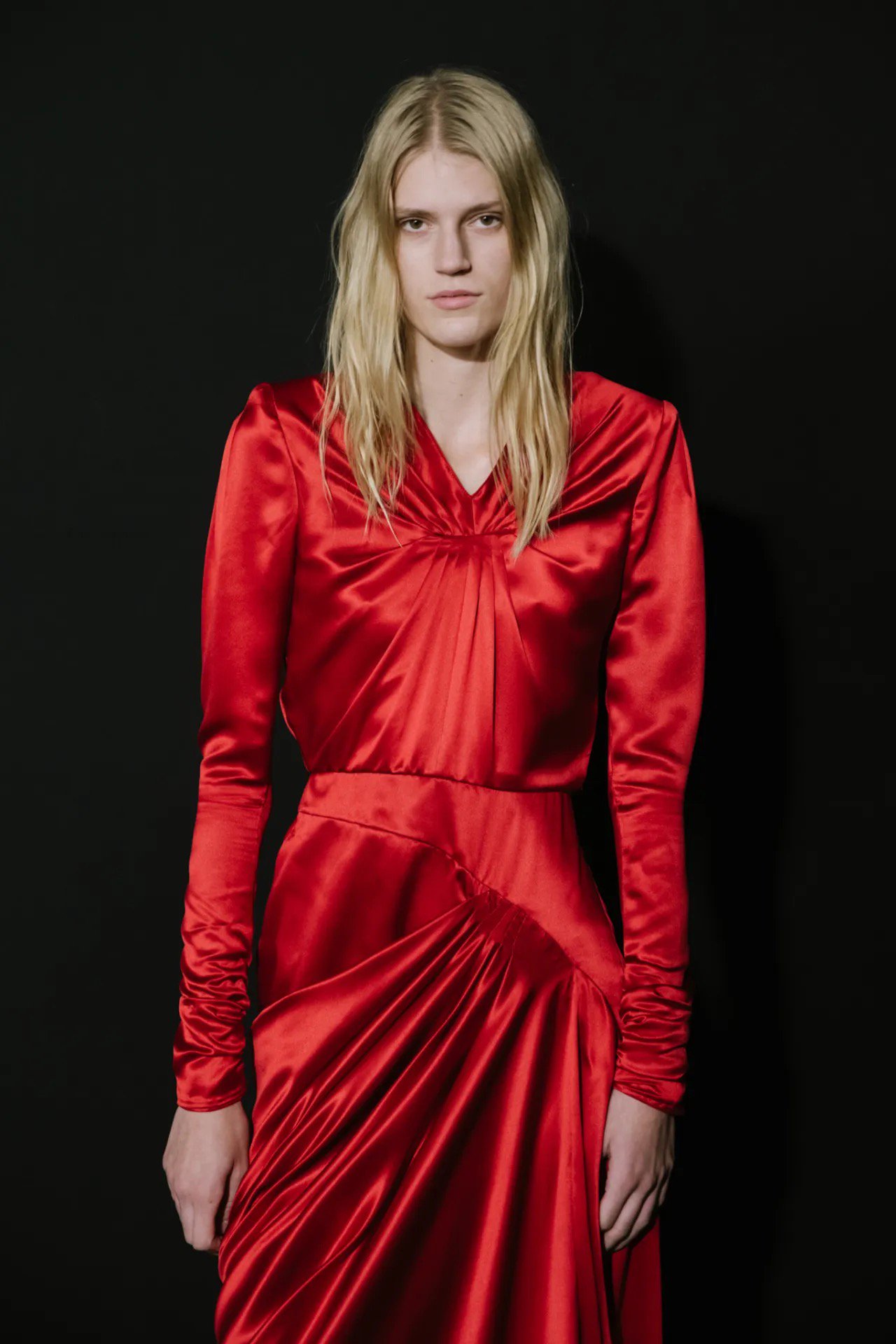 Hinh anh Valentino SS26: Đom đóm giữa đêm đen 37