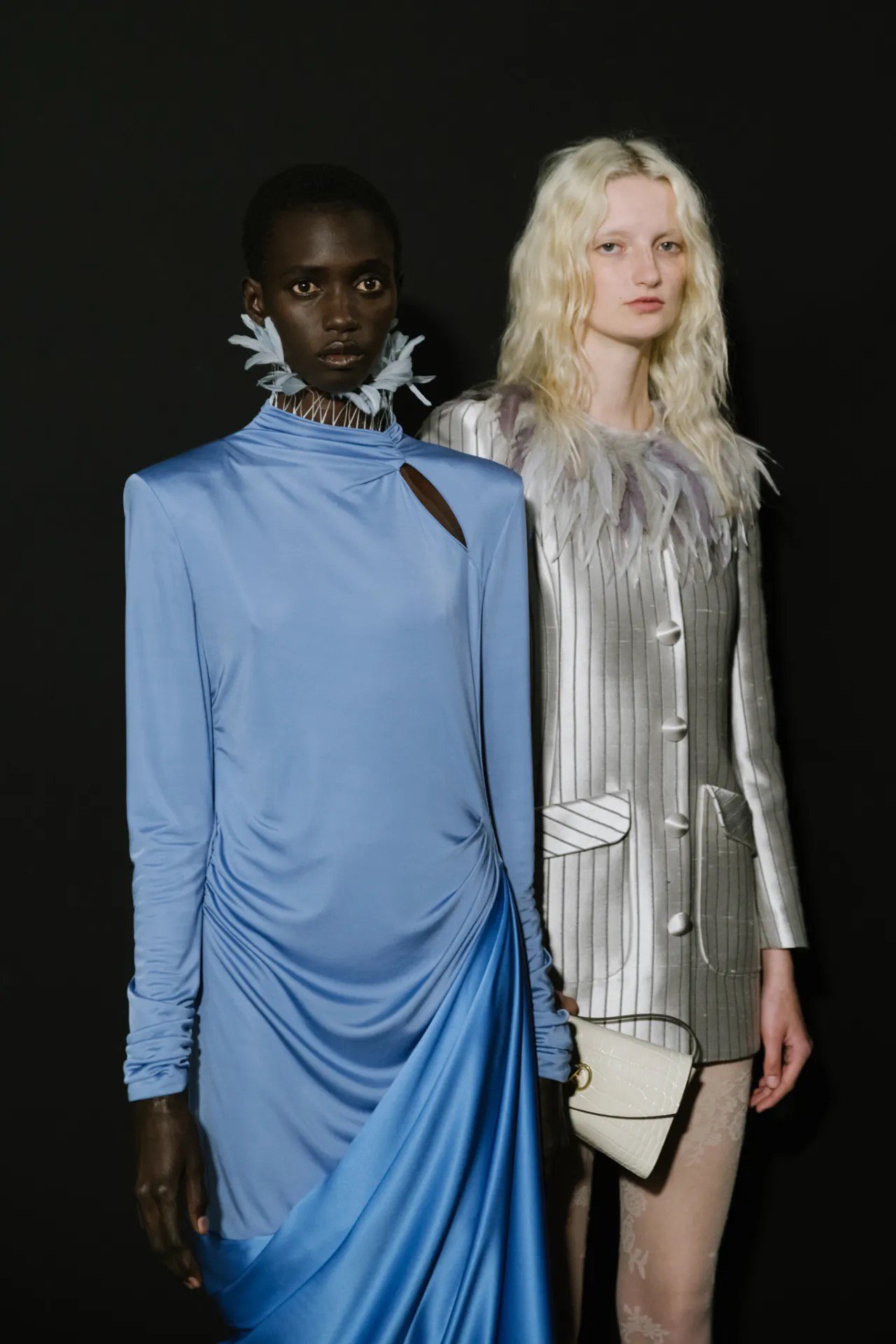 Hinh anh Valentino SS26: Đom đóm giữa đêm đen 38