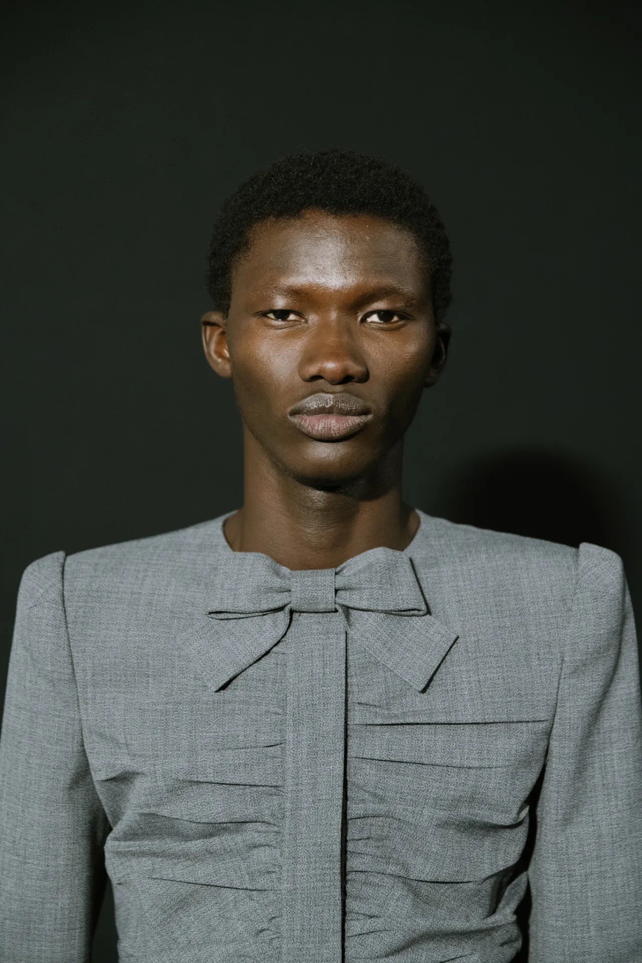 Hinh anh Valentino SS26: Đom đóm giữa đêm đen 42