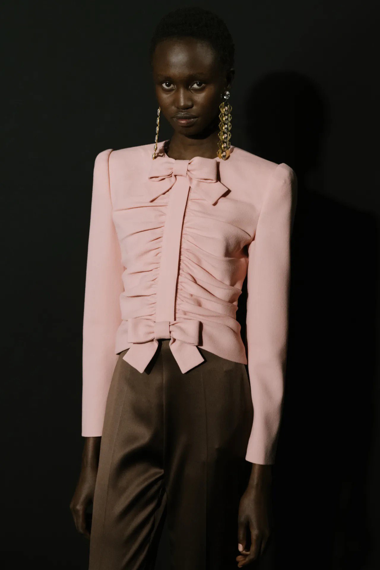 Hinh anh Valentino SS26: Đom đóm giữa đêm đen 31