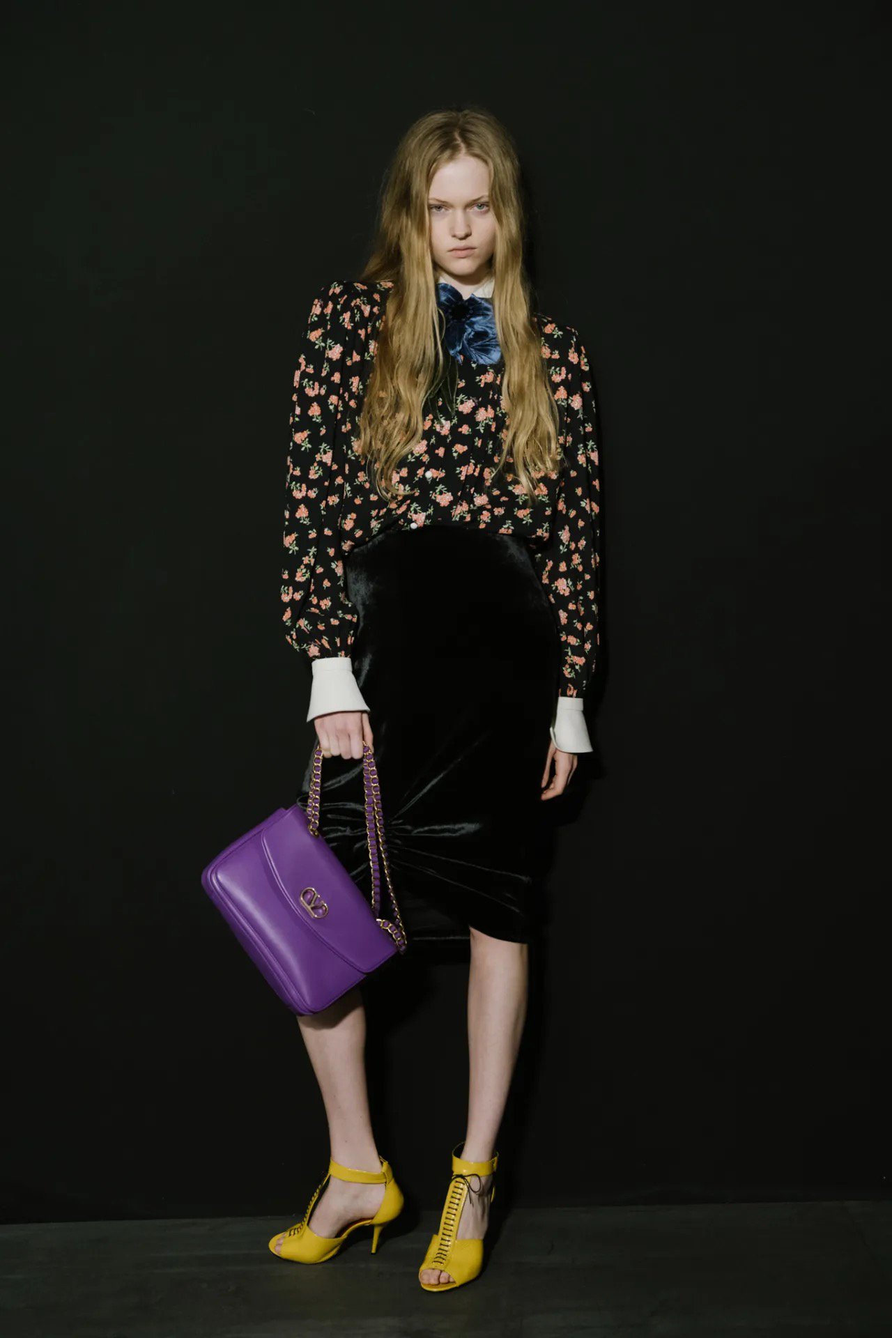 Hinh anh Valentino SS26: Đom đóm giữa đêm đen 35