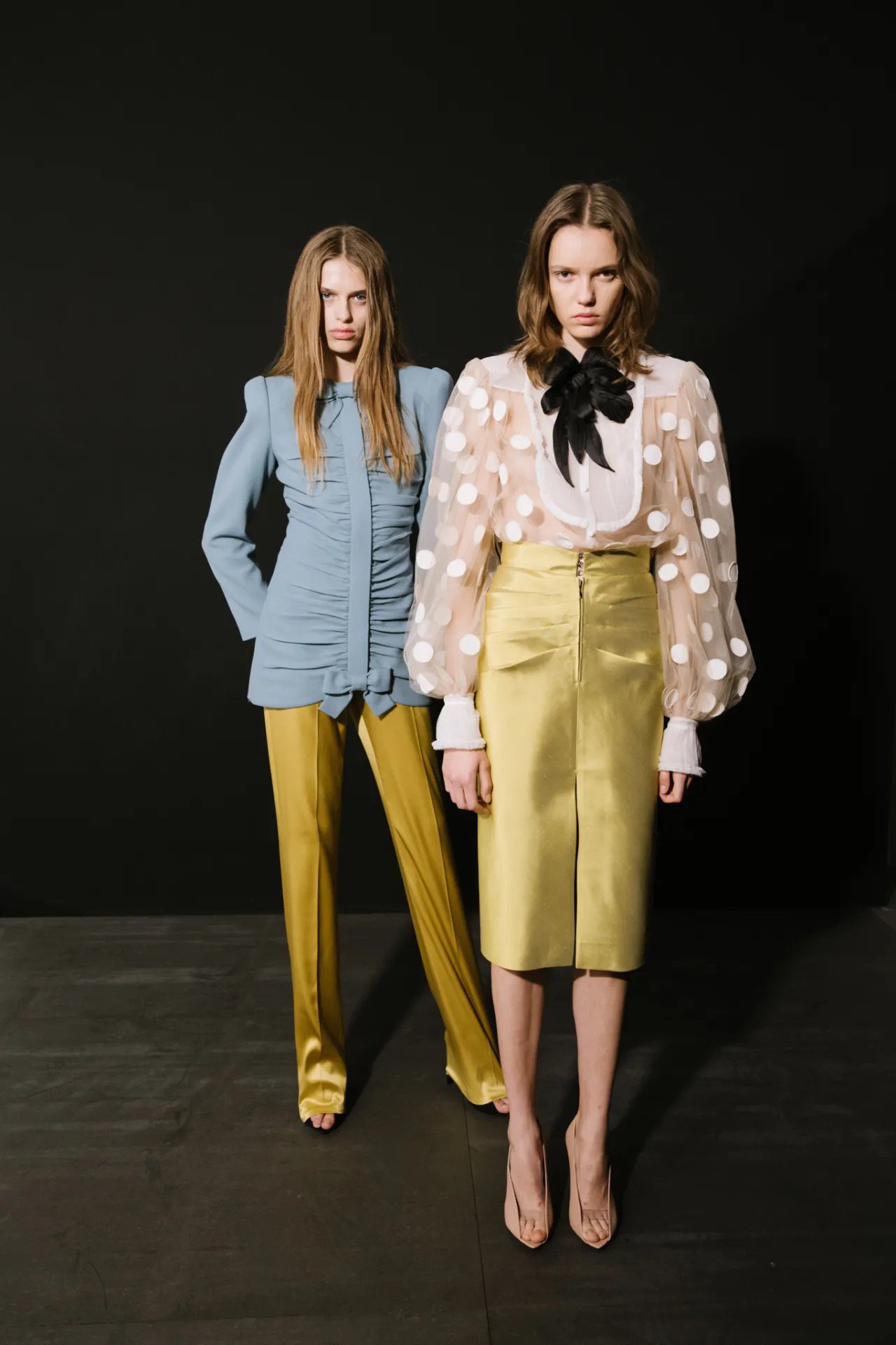 Hinh anh Valentino SS26: Đom đóm giữa đêm đen 32