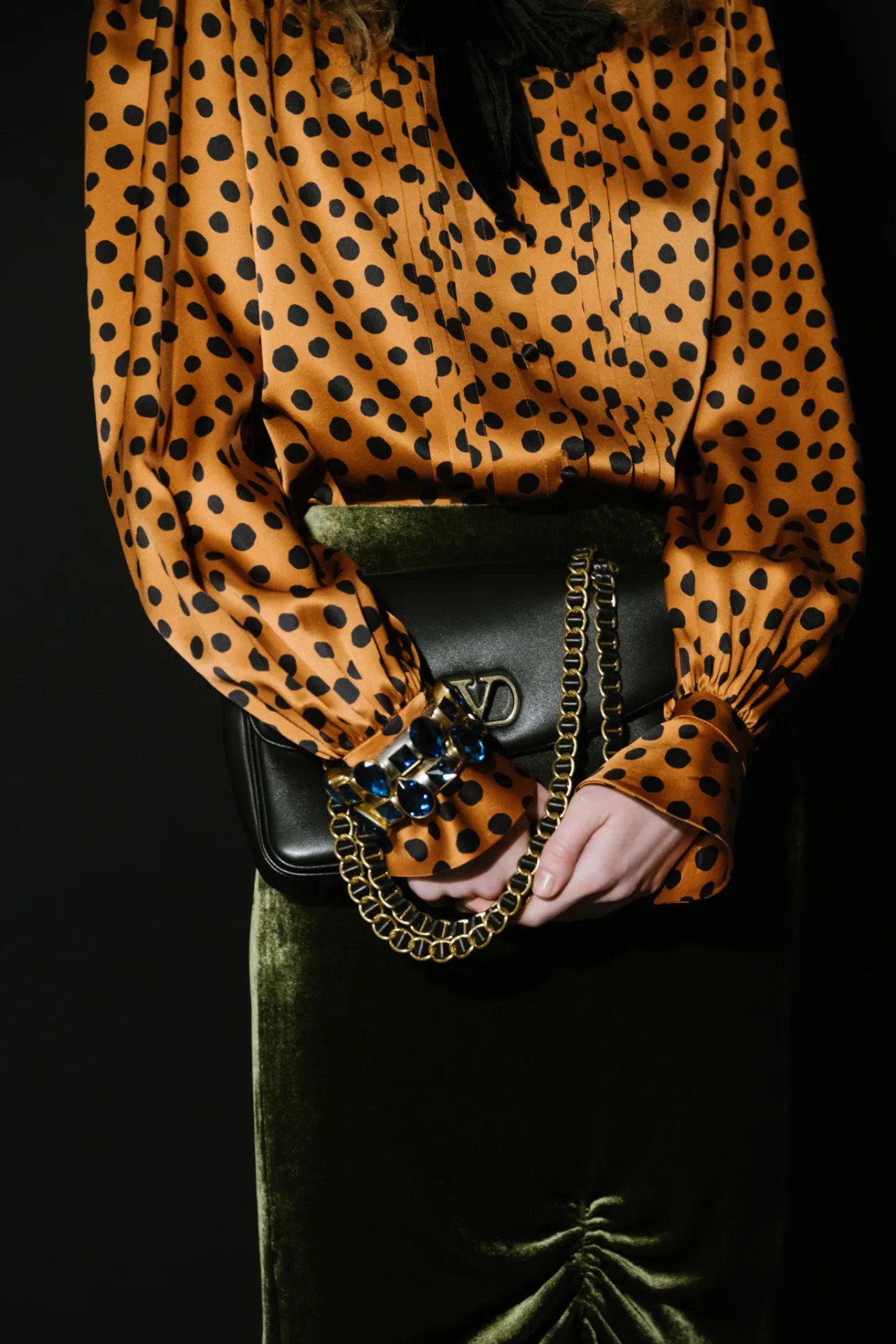 Hinh anh Valentino SS26: Đom đóm giữa đêm đen 34