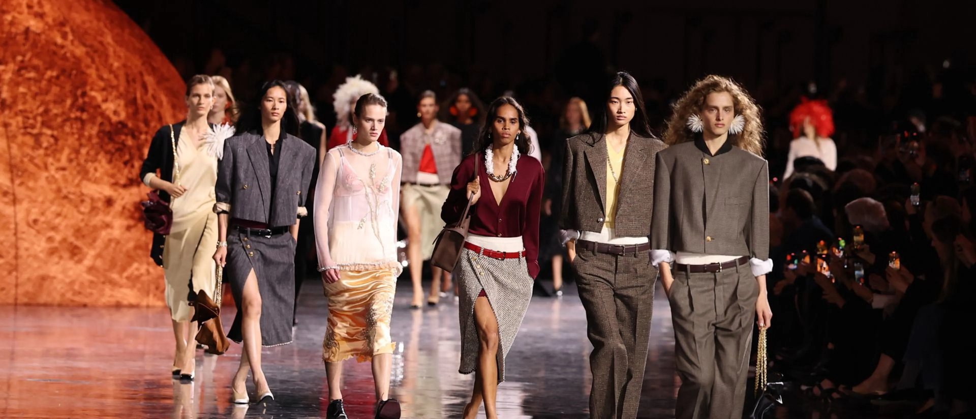 Hinh anh Blazy từng nói: "Điều tuyệt vời nhất về các mã di sản Chanel là bạn có thể giản lược chúng, và chúng vẫn luôn là Chanel". 1