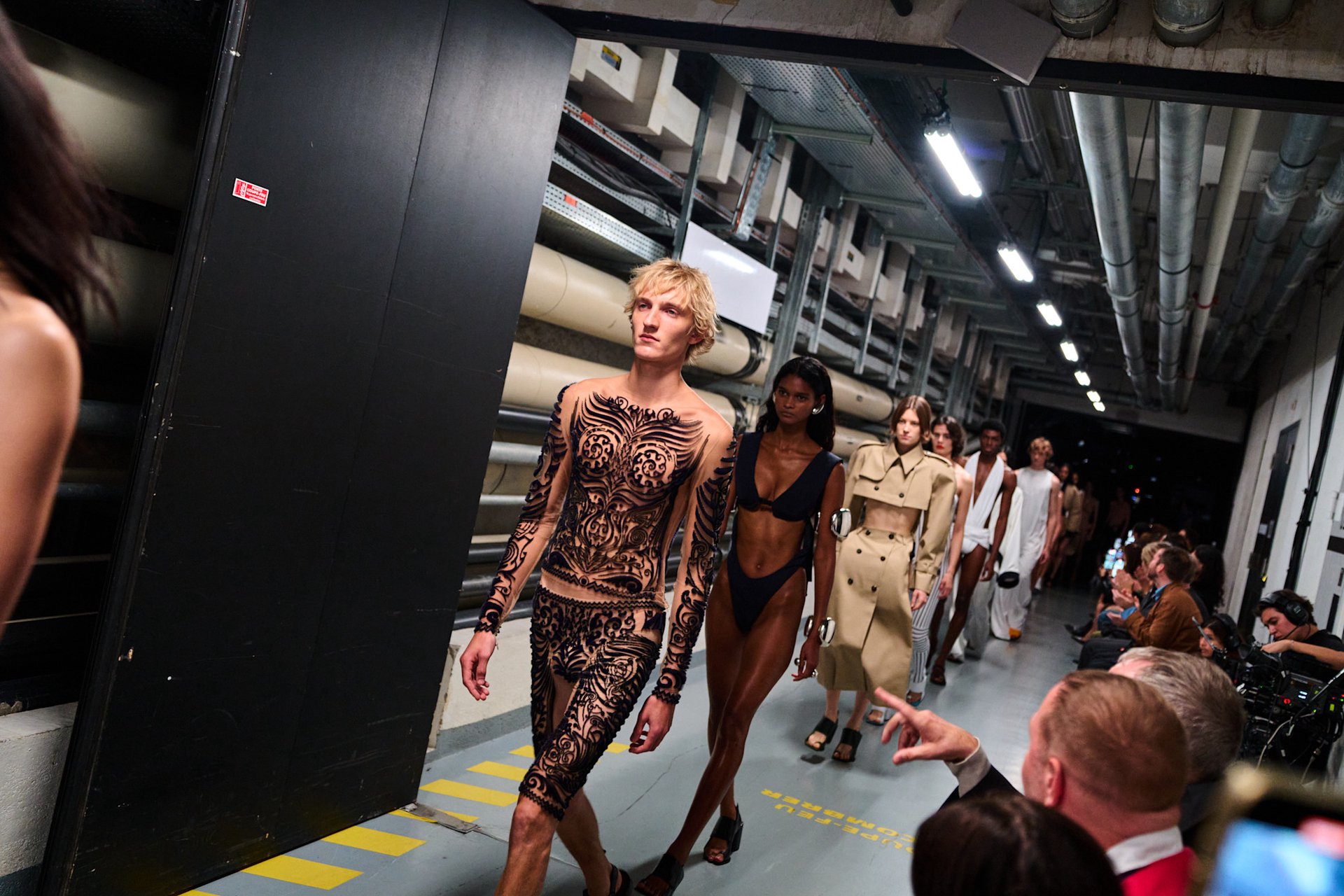 Hinh anh Jean Paul Gaultier SS26: "Enfant terrible", đứa trẻ hư của làng thời trang năm 2025 đã lộ diện 1