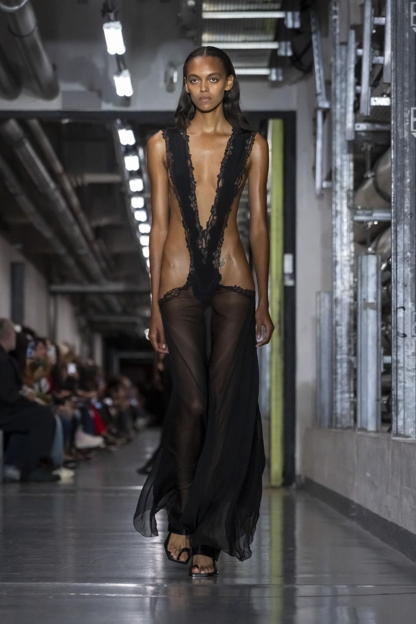 Hinh anh Jean Paul Gaultier SS26: "Enfant terrible", đứa trẻ hư của làng thời trang năm 2025 đã lộ diện 23