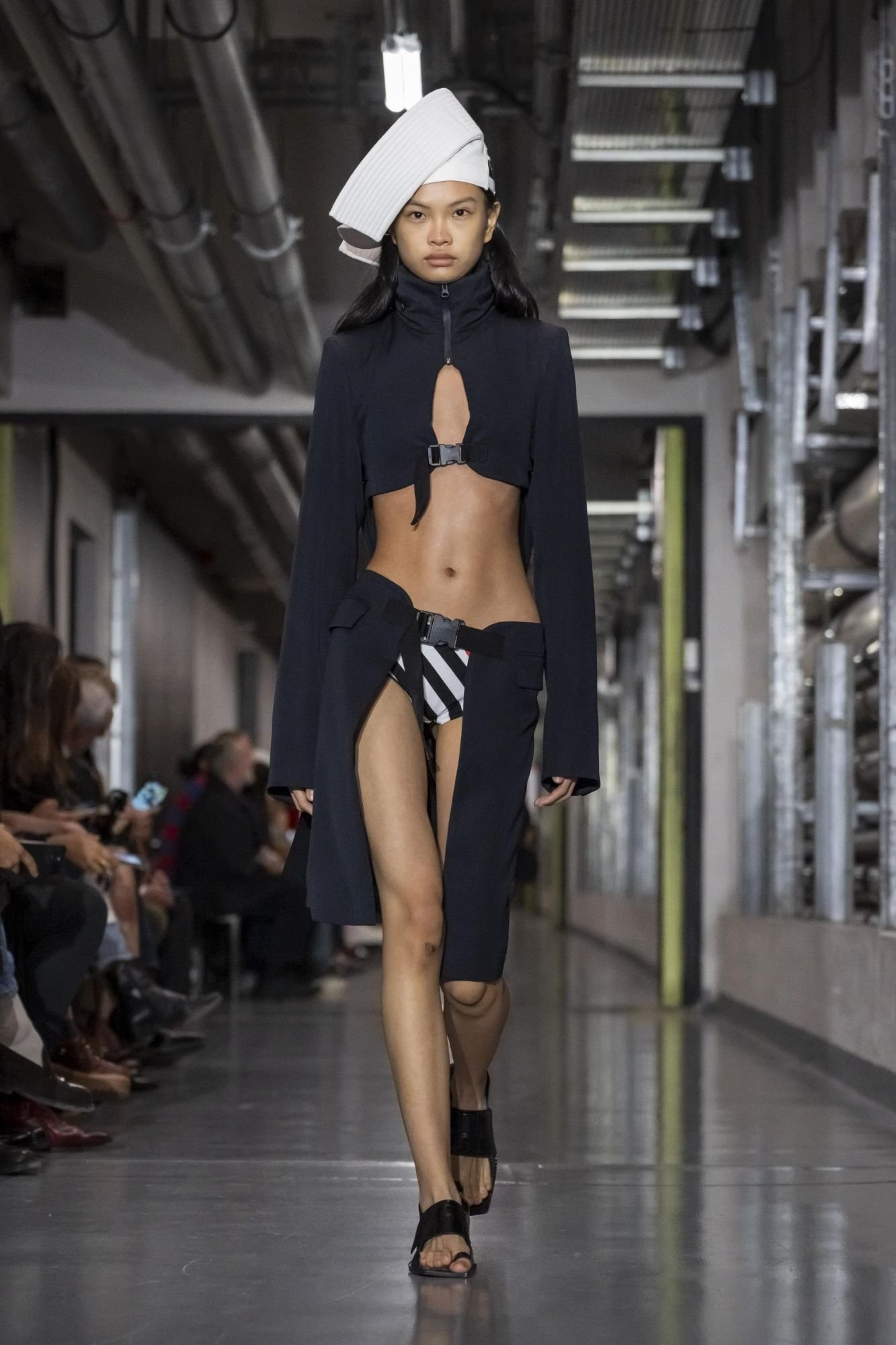 Hinh anh Jean Paul Gaultier SS26: "Enfant terrible", đứa trẻ hư của làng thời trang năm 2025 đã lộ diện 49