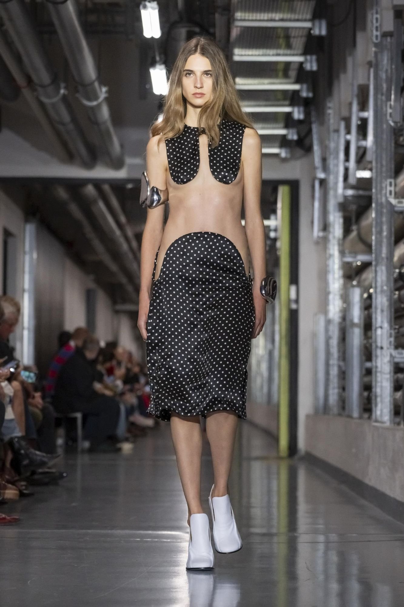 Hinh anh Jean Paul Gaultier SS26: "Enfant terrible", đứa trẻ hư của làng thời trang năm 2025 đã lộ diện 45