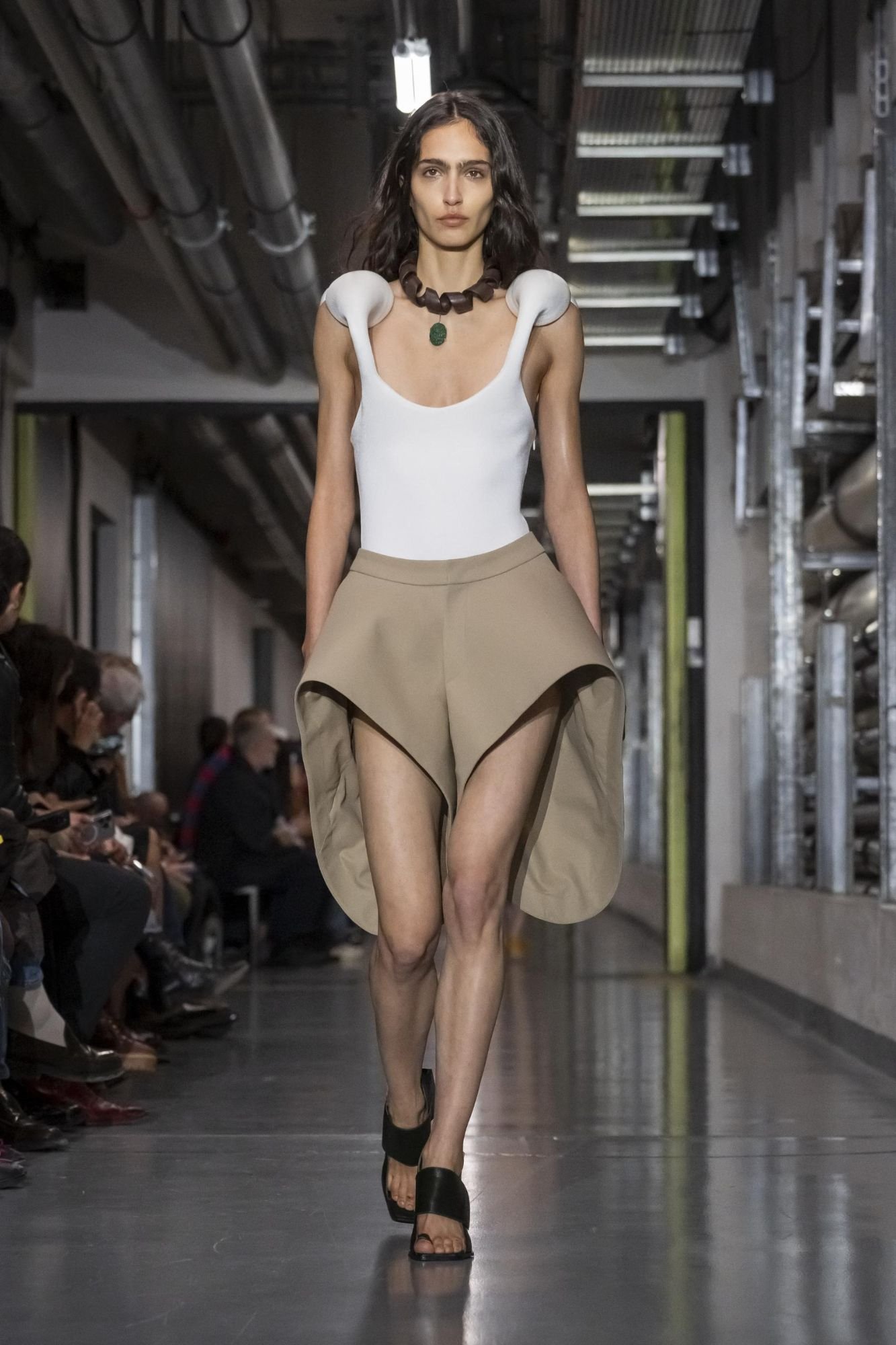 Hinh anh Jean Paul Gaultier SS26: "Enfant terrible", đứa trẻ hư của làng thời trang năm 2025 đã lộ diện 32