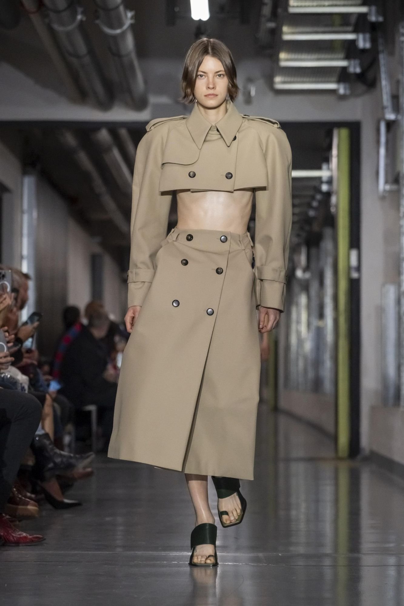 Hinh anh Jean Paul Gaultier SS26: "Enfant terrible", đứa trẻ hư của làng thời trang năm 2025 đã lộ diện 27