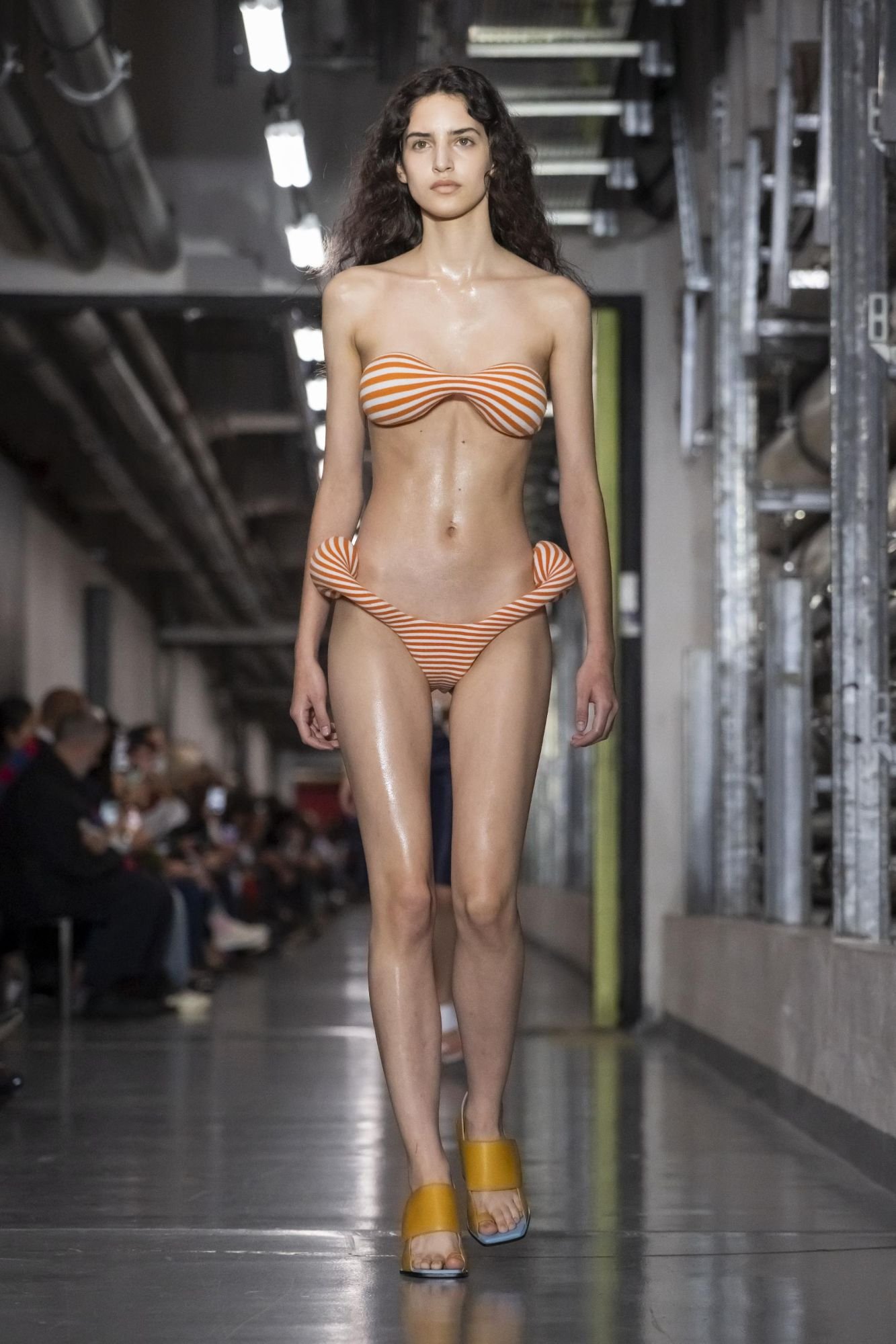 Hinh anh Jean Paul Gaultier SS26: "Enfant terrible", đứa trẻ hư của làng thời trang năm 2025 đã lộ diện 12